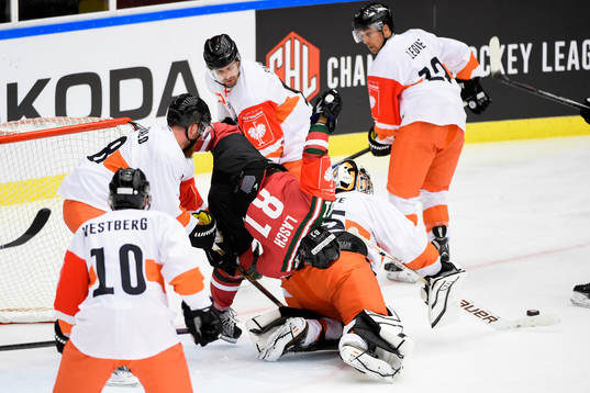 Frölundas Ryan Lasch flyger in bakom Sheffield Steelers
