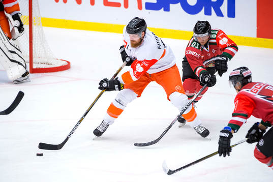 Sheffield Steelers Zach Fitzgerald jagas av Frölundas Ryan