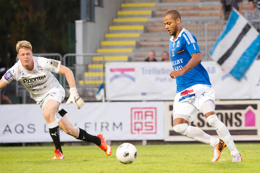 Halmstads målvakt Malkolm Nilsson och Trelleborgs Salif