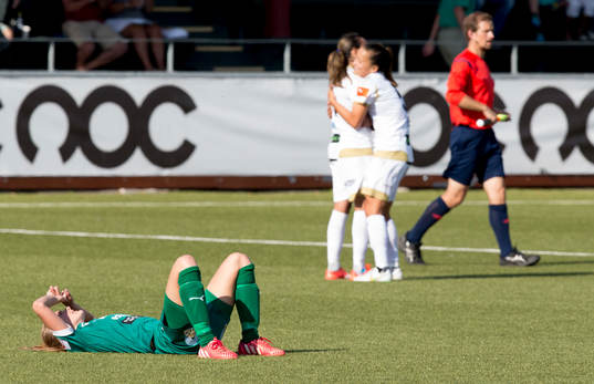 Mallbackens spelare deppar och i bakgrunden jublar