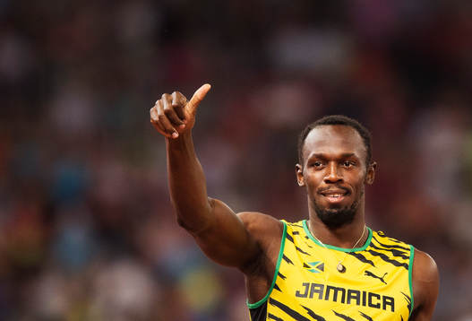 Jamaicas Usain Bolt gör tummen upp till publiken