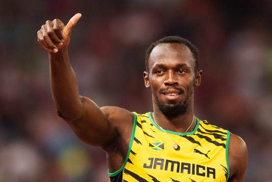 Jamaicas Usain Bolt gör tummen upp till publiken