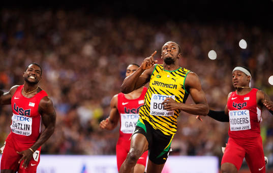 Jamaicas Usain Bolt jublar