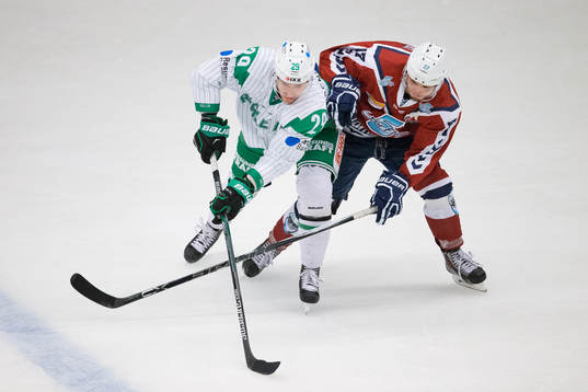 Rögle hockeys Ludvig Rensfeldt och Hamburg Freezers Thomas