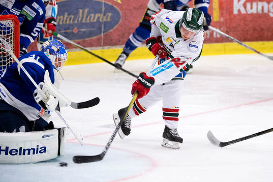 Frölundas Artturi Lehkonen oroar framför Karlskogas