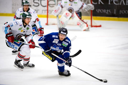 Frölundas Henrik Tömmernes jagar Karlskogas Carl Berglund
