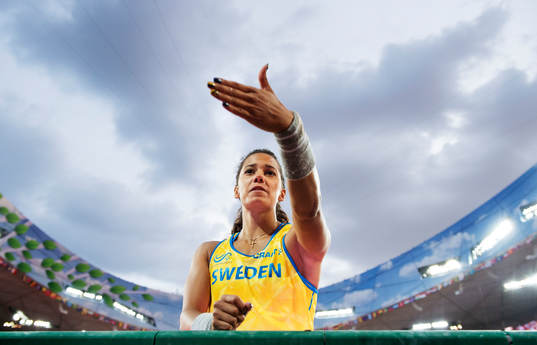 Sveriges Angelica Bengtsson pratar med sin tränare (ej i