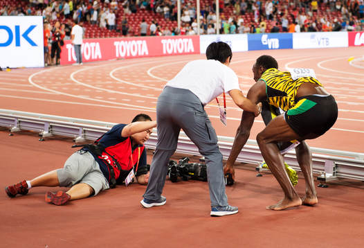 Jamaicas Usain Bolt krockar med en tv-fotograf