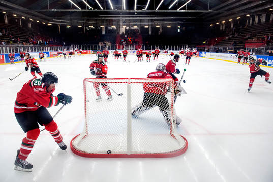 Frölunda värmer upp innan ishockeymatchen i CHL mellan