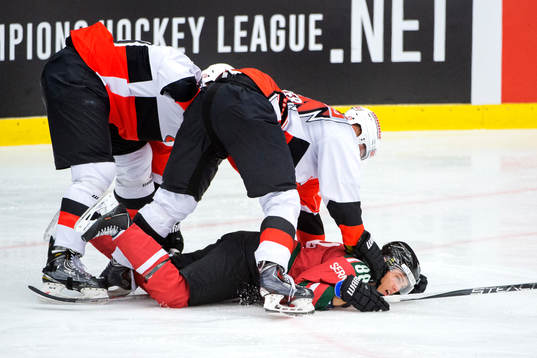 Jyväskyläs Joonas Nattinen trycker ner Frölundas Andreas