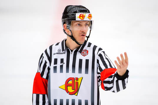 Domare Daniel Stricker tecknar för fyra spelare