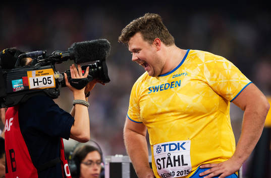 Sveriges Daniel Ståhl spexar med en tv-kamera i finalen