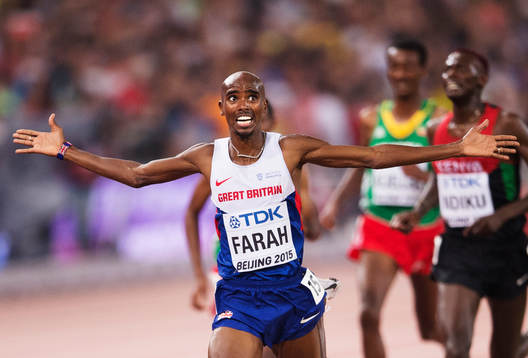 Storbritanniens Mohamed Farah jublar när han vinner