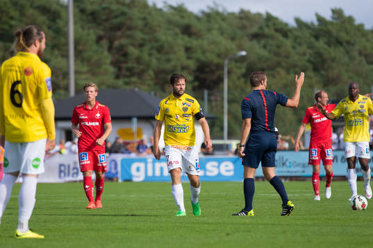 Falkenbergs David Svensson är arg på domaren som ger