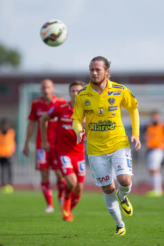Falkenbergs Rasmus Andersson med bollen