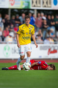 Norrköpings Christoffer Nyman ligger på marken