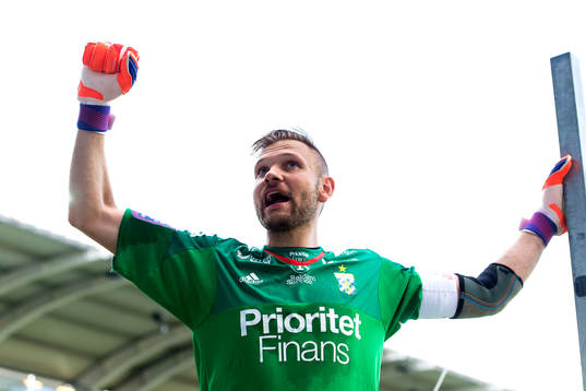 IFK Göteborgs målvakt John Alvbåge jublar