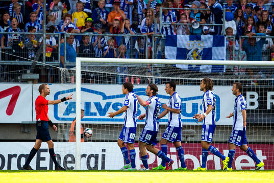 Domare Johan Hamlin försöker mota IFK Göteborgs spelare