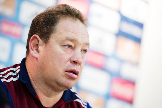 Förbundskapten Leonid Slutskiy på en presskonferens