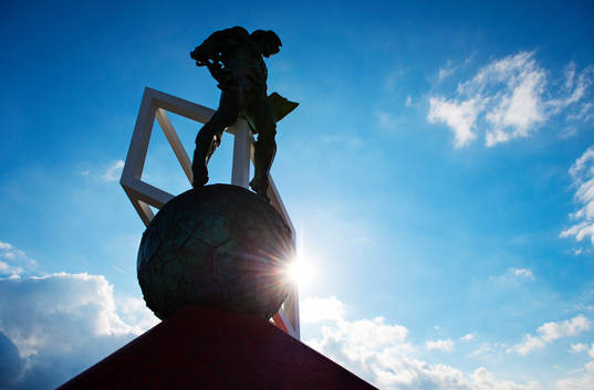En staty utanför Otkrytiye Arena, även kallad Stadion