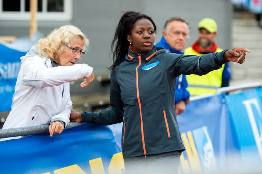 Khaddi Sagnia, Ullevi FK, med sin tränare Katrin Klaup i