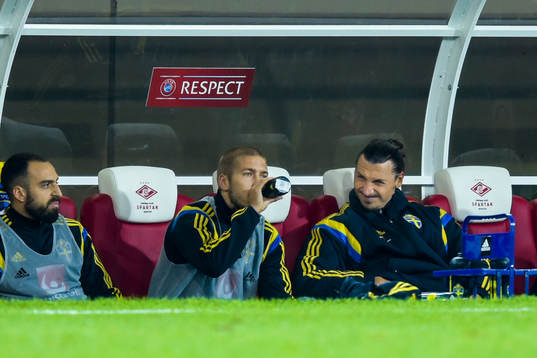 Sveriges Zlatan Ibrahimovic grimaserar på bänken