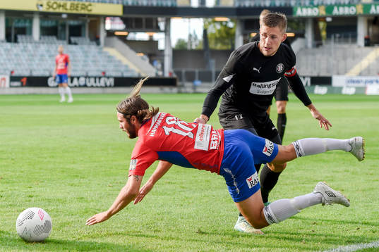 Örgrytes Hampus Bohman blir fälld av Höllvikens Anton
