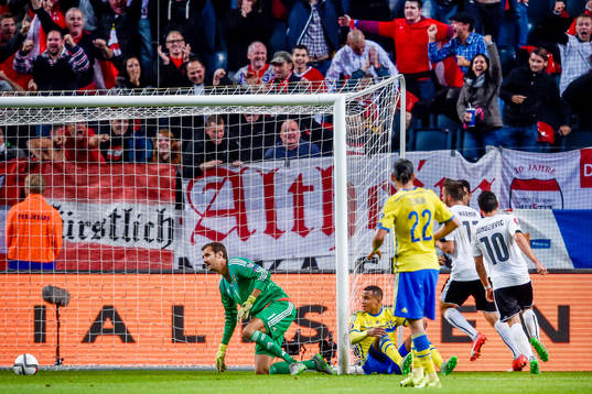 Sveriges målvakt Andreas Isaksson och Martin Olsson deppar
