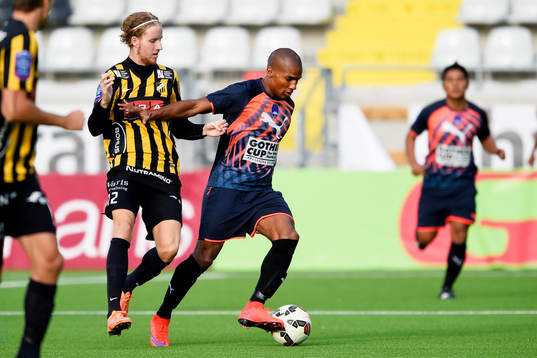 Häckens Samuel Gustafson och Delhi Dynamos Florent Malouda