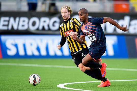 Häckens Samuel Gustafson och Delhi Dynamos Florent Malouda