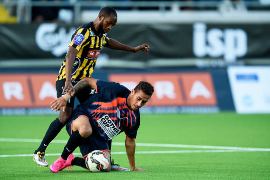 Häckens René Makondele och Delhi Dynamos Gustavo dos