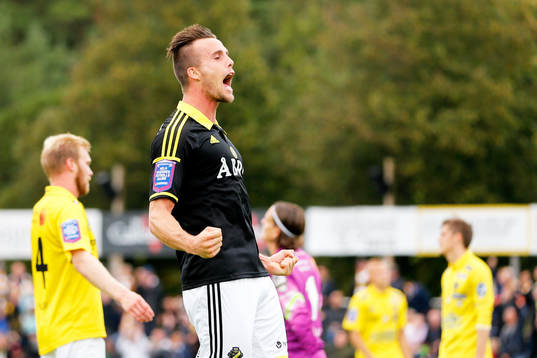 s Fredrik Brustad jublar