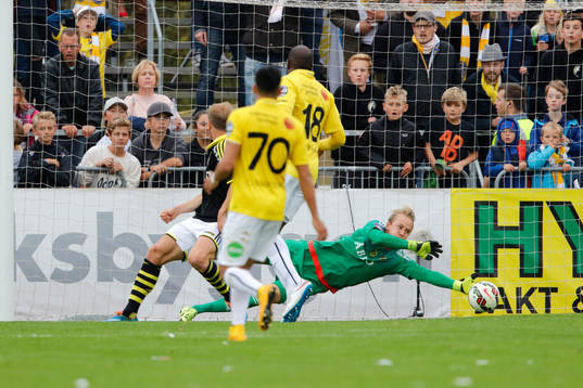 s Målvakt Patrik Carlgren räddar mål
