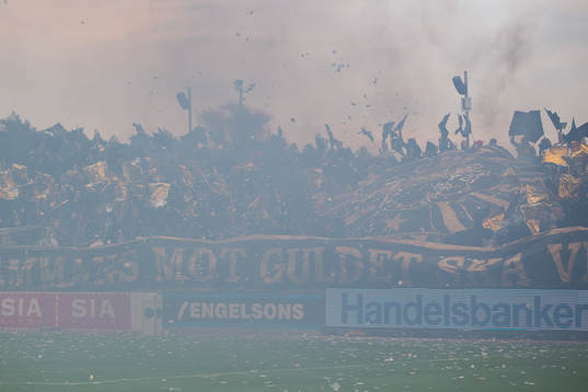Mycket rök över fotbollsplanen före fotbollsmatchen i