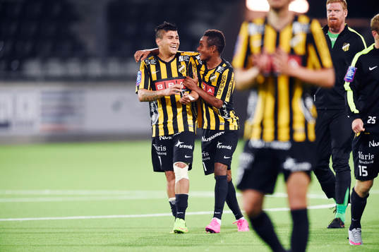 Häckens Paulo de Oliveira jublar med Nasiru Mohammed