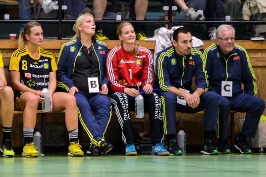 Sävehofs assisterande tränare Ida Odén på bänken