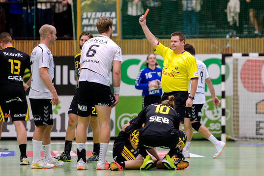 Guifs Viktor Östlund får rött kort