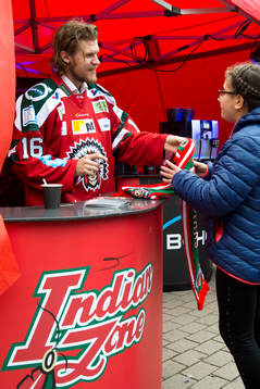 Frölundas Anton Axelsson skriver autografer innan en