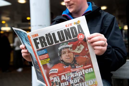En man läser GT