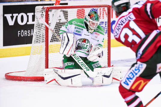 Frölundas Nicklas Lasu skjuter rakt på Rögles målvakt