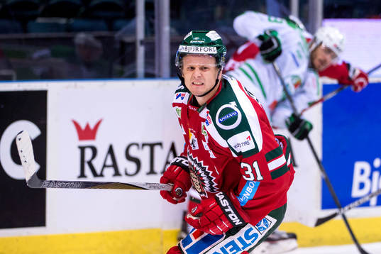 Frölundas Nicklas Lasu grinar illa