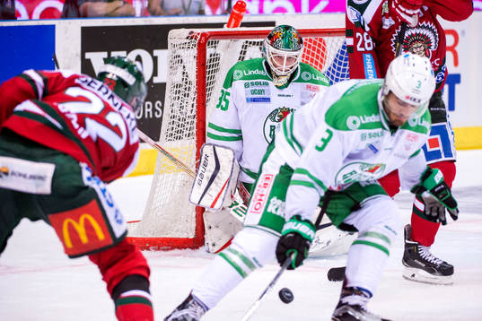 Frölundas Robin Figren skjuter mot Rögles målvakt Oscar