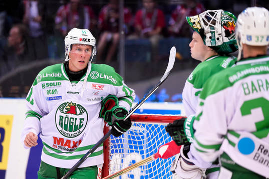Rögles David Åslin och målvakt Oscar Dansk deppar
