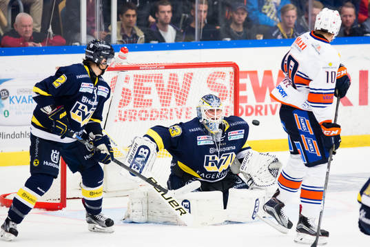 s Kristofer Berglund och målvakt Fredrik