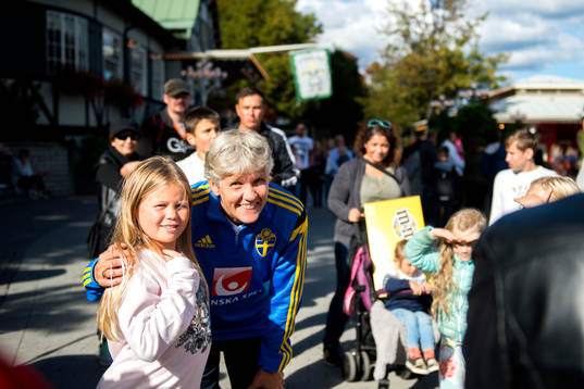 Sveriges förbundskapten Pia Sundhage tar bilder med