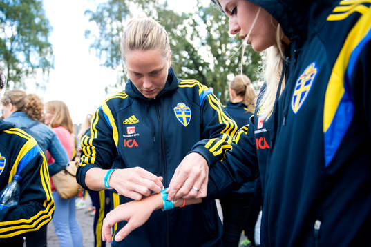 Sveriges Lisa Dahlkvist sätter fast ett åkpass på Olivia