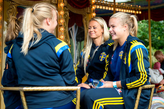 Sveriges Amanda Ilestedt och målvakt Hilda Carlén åker