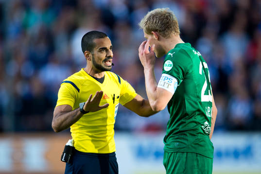 Domare Mohammed Al-Hakim pratar med Hammarbys Lars Saetra