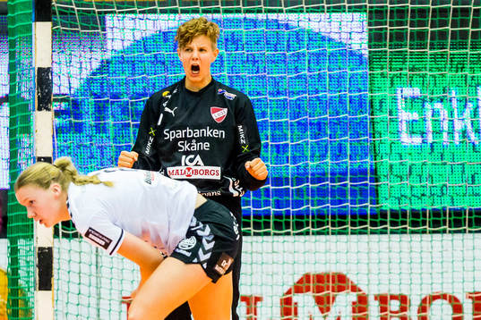 Lugis målvakt Emma Friberg jublar