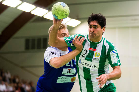 Hammarbys Jonatan Wenell tar sig förbi Alingsås Johan